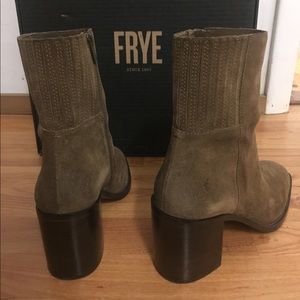 🔥 Frye Boots Pia Chelsea Short Chestnut Suede